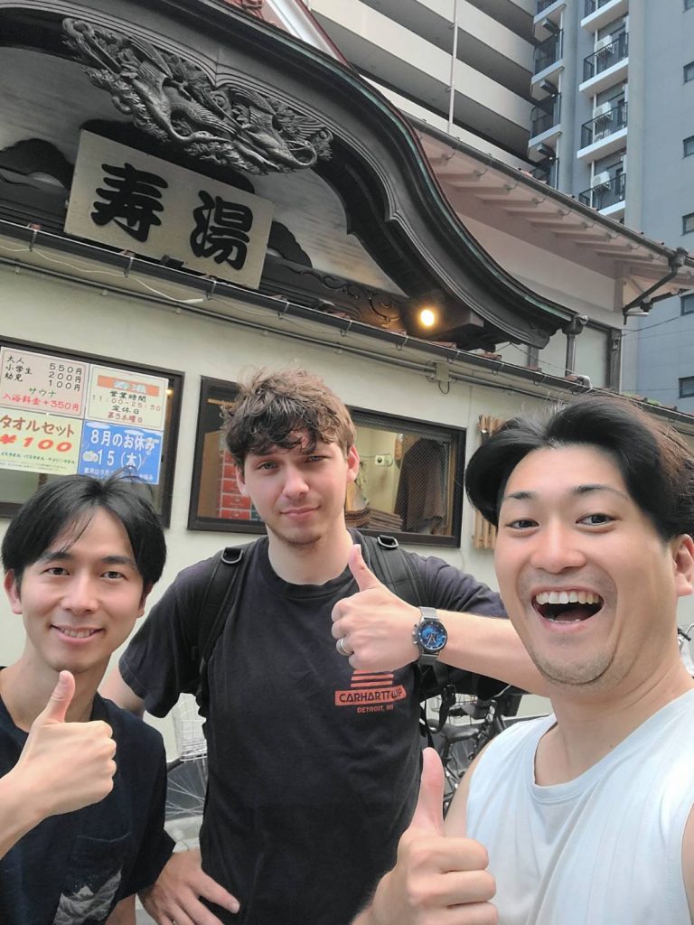 シェアハウスのシェアメイトと銭湯